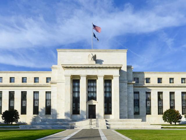 الاحتياطي الفدرالي يدعم رفع أسعار الفائدة ويبدأ حربه ضدّ التضخُّم 